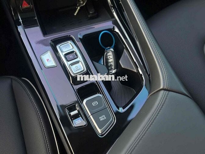 Hyundai Custin cao cấp 2024