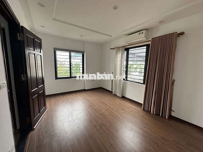 Cho thuê nhà cổ Linh Long Biên 5 tầng 3 ngủ mới koong Giá 10,5 triệu