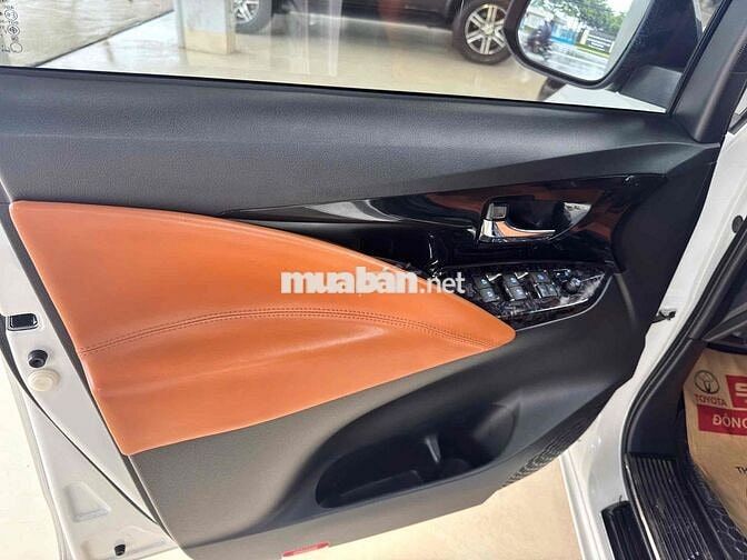 Innova 2.0G AT 2023 xe đẹp giá có giảm