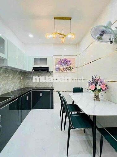 cần bán gấp căn nhà 1 trệt + 1 lầu ngay trung tâm