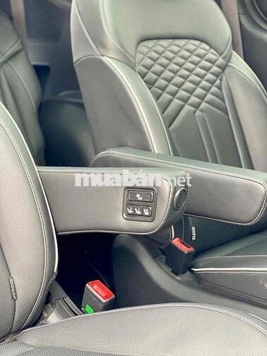 Hyundai Custin 2.0 Cao cấp sản xuất 2024