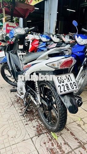 xe axelo suzuki trắng xanh gp