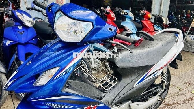 xe axelo suzuki trắng xanh gp