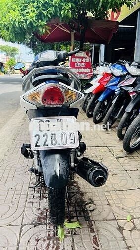 xe axelo suzuki trắng xanh gp