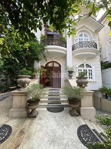 Biệt Thự có hầm-hồ bơi đường 42 Thảo Điền! DT 303.7m2 - giá chỉ 69 tỷ