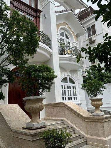 Biệt Thự có hầm-hồ bơi đường 42 Thảo Điền! DT 303.7m2 - giá chỉ 69 tỷ