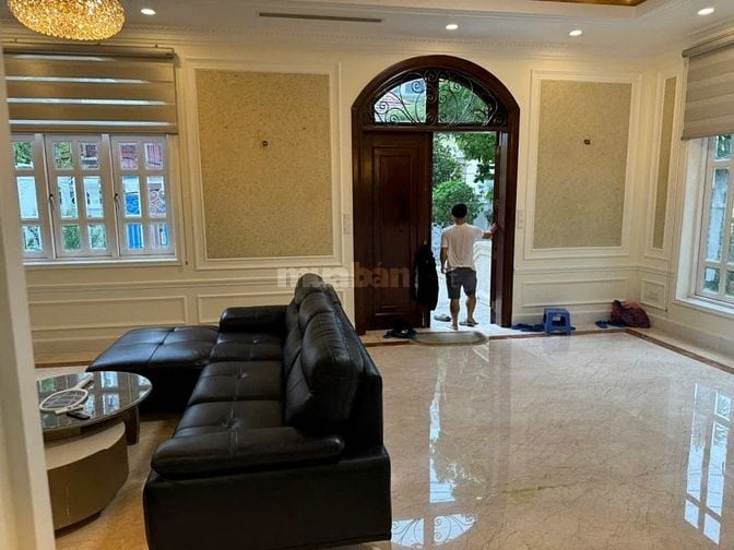 Biệt Thự có hầm-hồ bơi đường 42 Thảo Điền! DT 303.7m2 - giá chỉ 69 tỷ