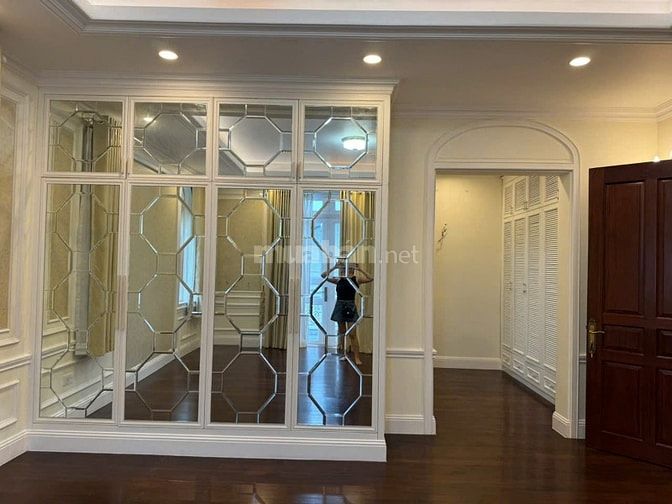 Biệt Thự có hầm-hồ bơi đường 42 Thảo Điền! DT 303.7m2 - giá chỉ 69 tỷ