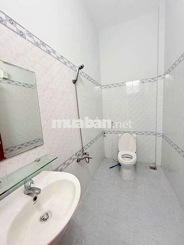 CHO THUÊ NHÀ HẺM XE HƠI KẾ EMART 2 ,3PN 4NVS Bếp Pk sân xe