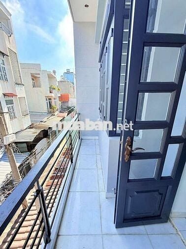 CHO THUÊ NHÀ HẺM XE HƠI KẾ EMART 2 ,3PN 4NVS Bếp Pk sân xe