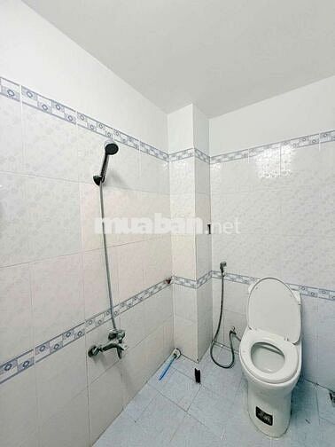 CHO THUÊ NHÀ HẺM XE HƠI KẾ EMART 2 ,3PN 4NVS Bếp Pk sân xe