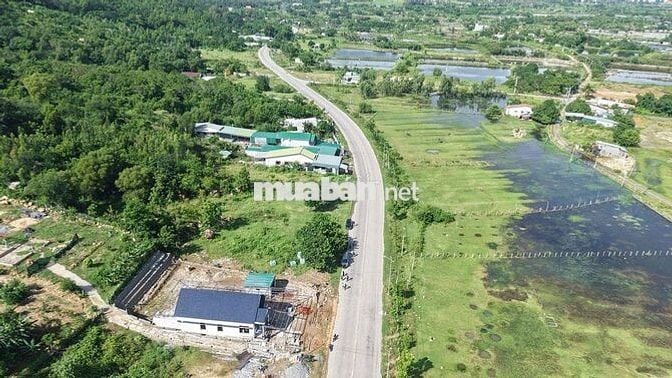 BÀ CHỊ CẦN BÁN LÔ ĐẤT ĐỐI DIỆN VIN  CAM RANH, GIÁ CHỈ 7TR/M2!!!!