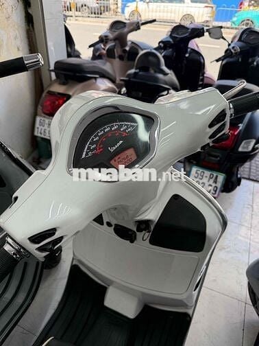 Vespa GTS 2019 trắng zin chính chủ công chứng liên