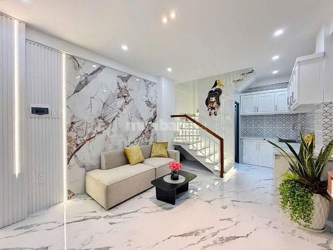 Cần tiền bán gấp nhà Nguyễn Thị Minh Khai. Phường 5.Quận 3. Giá 3 tỷ9 