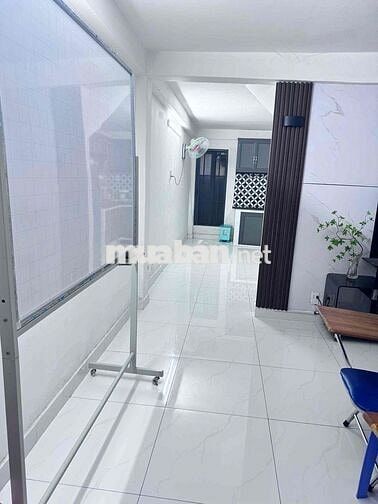 Nhà 2 tầng, hẻm xe hơi, tặng gull nội thất, sát Phạm Văn Đồng.