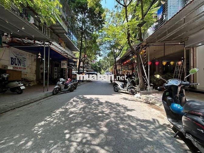 Tập thể tầng 1 72 HA Vĩnh phúc . 70m2. Vỉa hè kinh doanh ô tô tránh