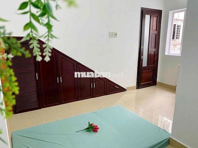 ĐANG TRỐNG STUDIO CỬA SỔ TRỜI - NỘI THẤT CƠ BẢN SIÊU THOÁNG