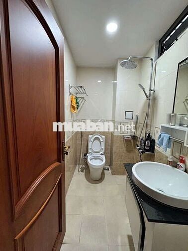 Chính chủ cần bán nhà trệt lửng 2 lầu sân thượng.