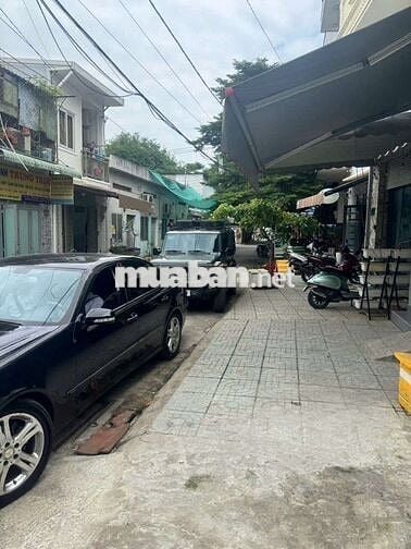 Chính chủ cần bán nhà trệt lửng 2 lầu sân thượng.