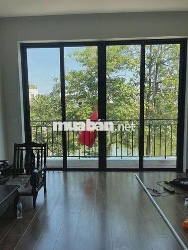 Chính chủ bán nhà mặt phố Bồ Đề view hồ 3 mặt thoáng, sổ vuông nở hậu.