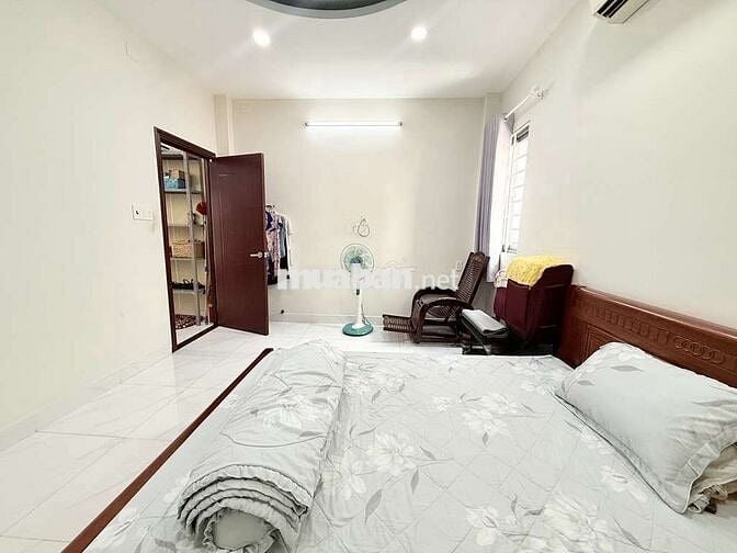 BÁN NHÀ 2 TẦNG HXH, GẦN 50M²,QUANG TRUNG SÁT CHỢ HẠNH THÔNG TÂY