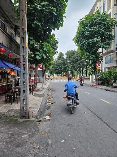 Bán nhà hẻm thông Nguyễn Văn Đừng Q5 dt 4,5x16m nhà 3 tầng chỉ 6,8 tỷ.