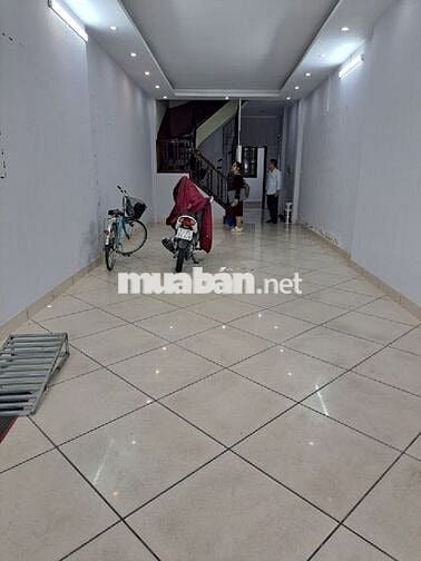 Cho thuê tầng 1 nhà mặt phố Dịch Vọng Hậu, diện tích 50m2, mặt tiền 4m