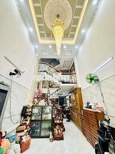 Đại Gia Đình Đoàn Viên, 5 PN, Gần MT, Xe Hơi Đậu Cửa