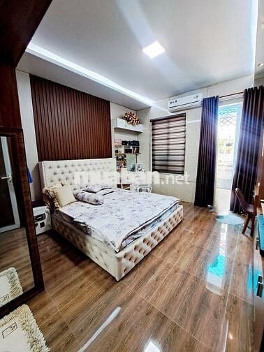 Chủ kẹt bank, bán nhà dài 19m. Tặng nội thất cao cấp. Đường 8m Tây Lân