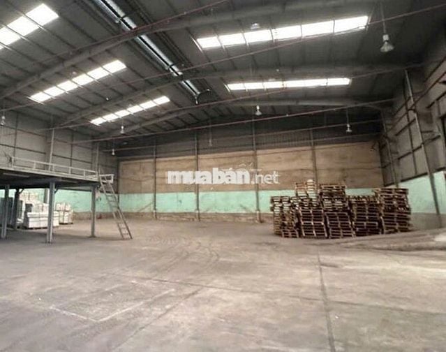 Kho đẹp cần cho thuê gấp diện tích 300m2 ở Đường Bùi Văn Ba đường cont