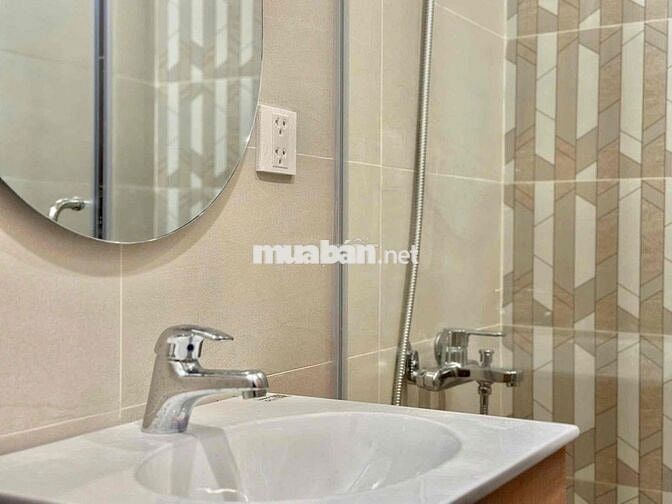 CHO THUÊ CĂN HỘ BAN CÔNG FULL NỘI THẤT NGAY BỜ KÈ HOÀNG SA QUẬN 1 RẺ