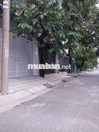 Một chục ra bờ kè cách không đầy 100 m