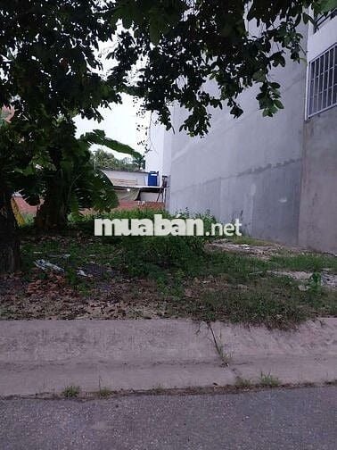 Một chục ra bờ kè cách không đầy 100 m