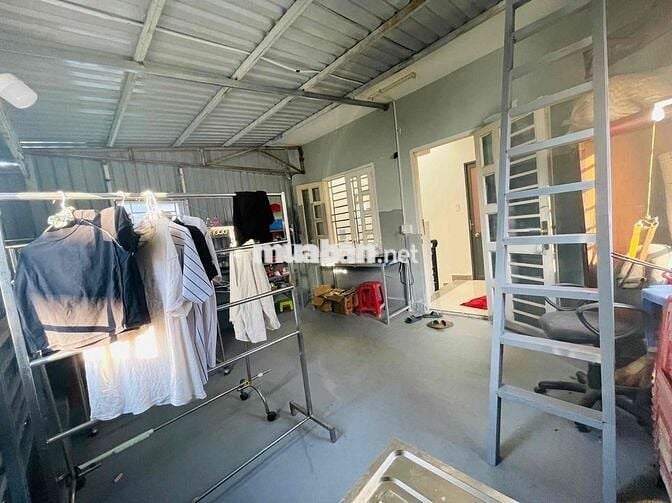 lầu1,tối đa 2 nữ,an ninh.phong rong.full nội thất. hẻm 886 xvnt f25