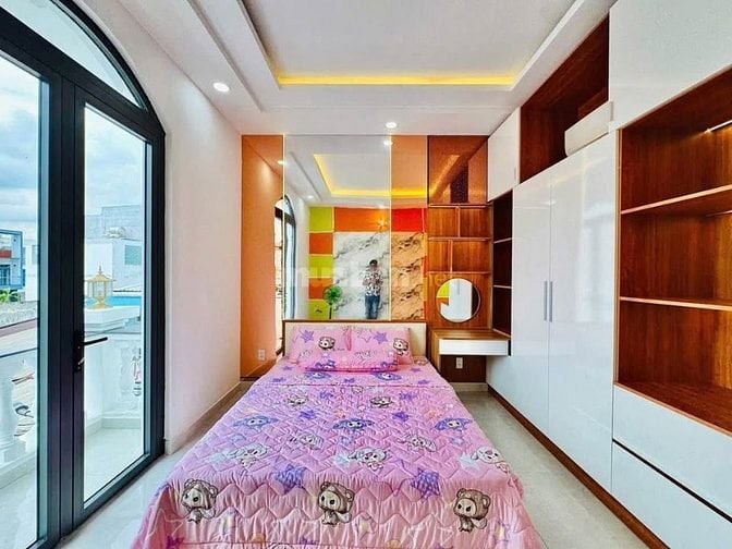 Kết cấu: trệt, lửng, 3 lầu, Gồm sân xe, phòng khách, bếp, 4 phòng ngủ,