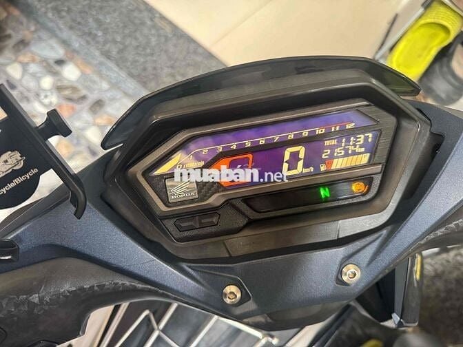 xe nguyên bản chưa độ chế gì cả. 1 đời chính chủ.