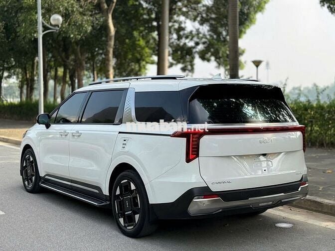 Kia Carnival 2025 Premium 2.2D 8S - 45,000 km.