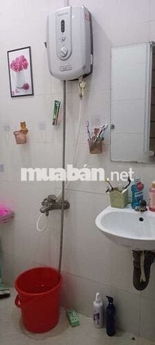 Phòng máy lạnh lầu 2,có bếp,tolet trong phòngcó cửa sổ,sát chợ,h tựdo