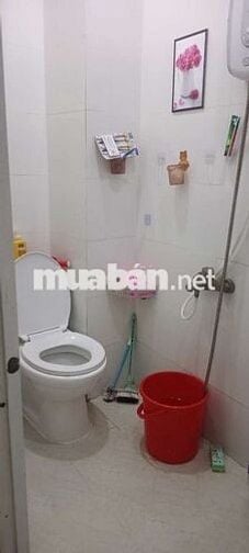 Phòng máy lạnh lầu 2,có bếp,tolet trong phòngcó cửa sổ,sát chợ,h tựdo