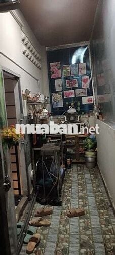 Phòng máy lạnh lầu 2,có bếp,tolet trong phòngcó cửa sổ,sát chợ,h tựdo