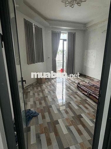 mình cần cho thuê phòng lớn có ban công wc riêng