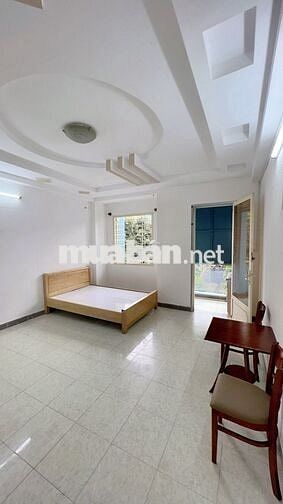 STUDIO 40M2 ĐẦY ĐỦ NỘI THẤT CÓ BAN CÔNG LỚN + TÁCH BẾP