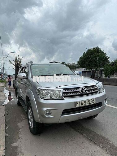 Toyota Fortuner 2009 số sàn máy dầu một cầu