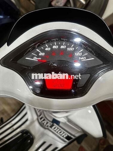 cần bán vespa như hình giá còn thương lượng