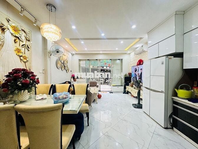 GIÁ 13 TỶ! NHÀ LÊ DUẨN - ĐỐNG ĐA: 45M², 5 TẦNG - 100M RA HỒ 3 MẪU!