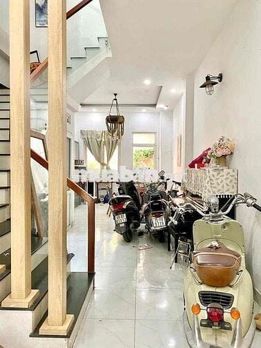 NHÀ 2 LẦU 3PN SÂN ĐẬU Ô TÔ 3PN 2WC FULL NỘI THẤT GẦN GIGAMAL Ở + VPCTY