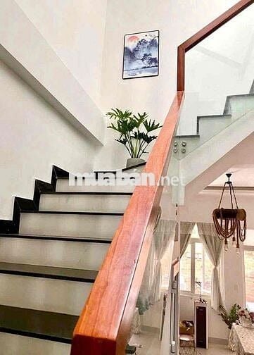 NHÀ 2 LẦU 3PN SÂN ĐẬU Ô TÔ 3PN 2WC FULL NỘI THẤT GẦN GIGAMAL Ở + VPCTY