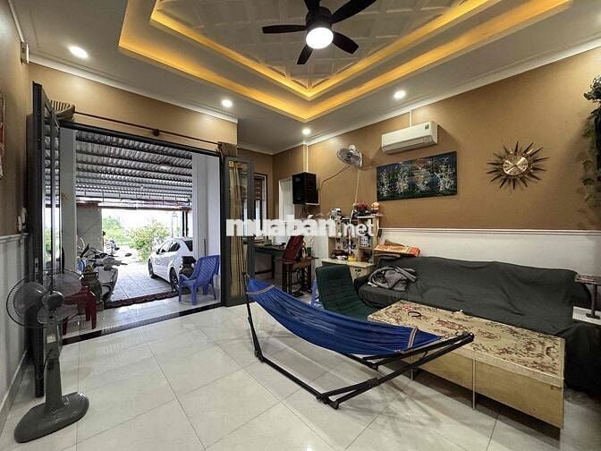 NHÀ CẤP 4 FULL THỔ MÁI NGÓI ĐẸP SỊN GIÁ RẺ. SAU ĐỀN THỜ PHẠM HÙNG.