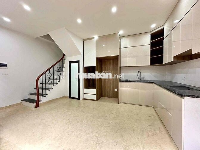 Nhà VÕNG THỊ, TÂY HỒ- 10M RA Ô TÔ- 30M RA PHỐ- 28M ,5 TẦNG , 7.9 TỶ