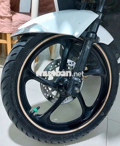 Bán xe Novo 5 trắng đen 2012, xe gia đình sử dụng.